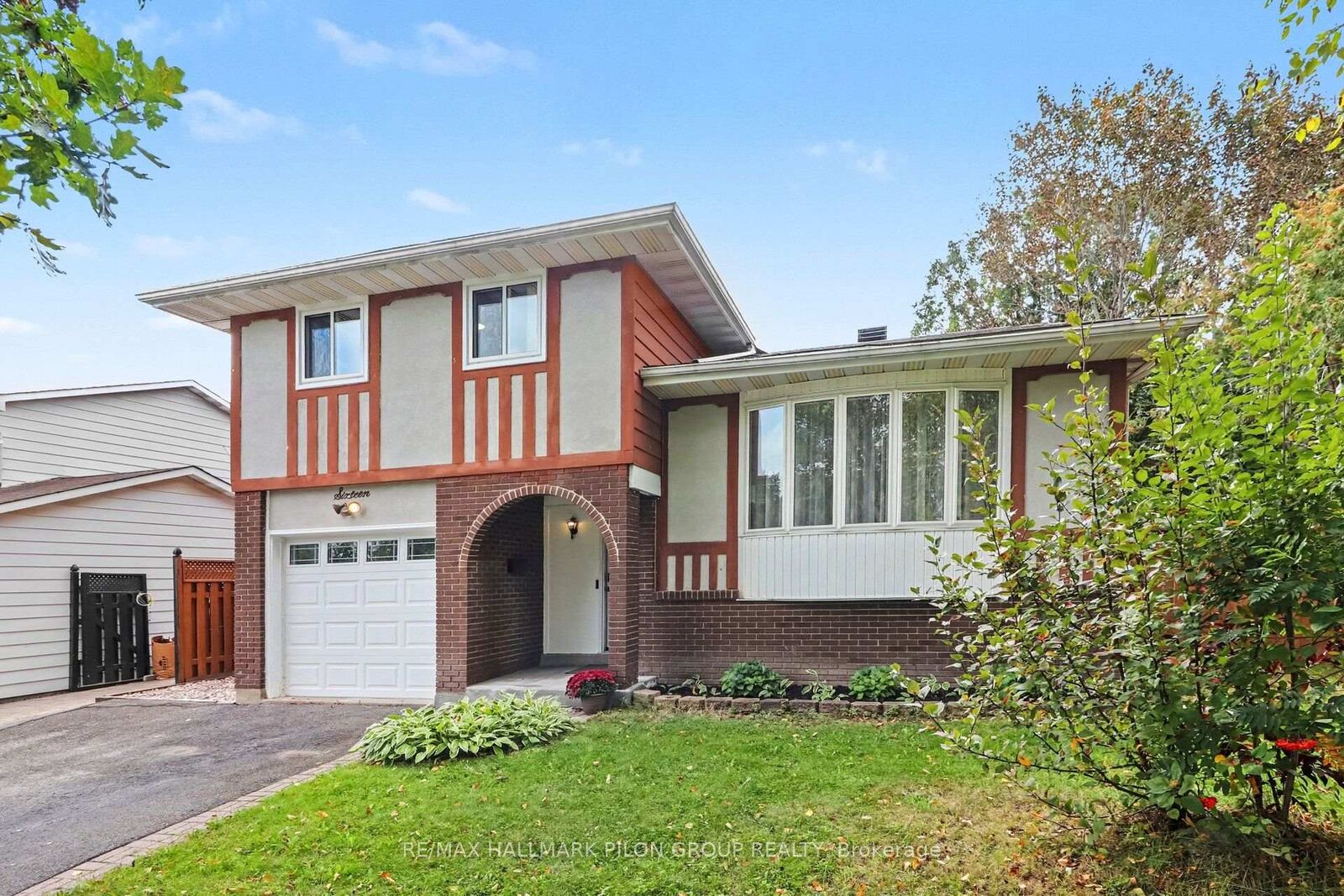 Property Photo: 16 Eastpark Drive ON K1B 3Z8