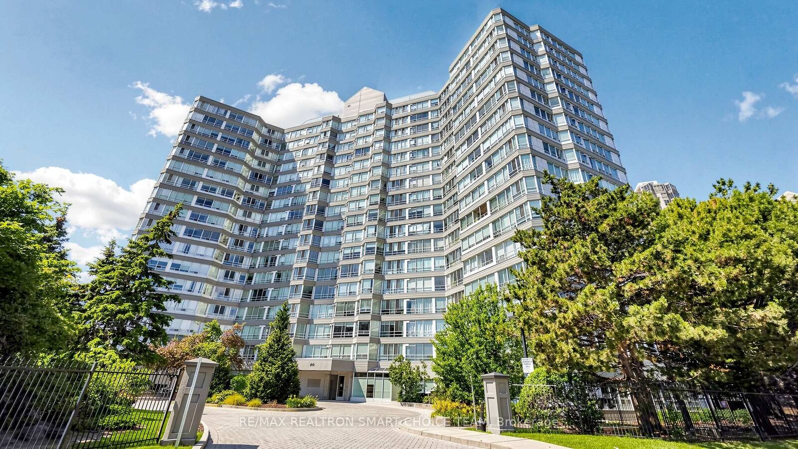 Property Photo:  50 Kingsbridge Garden Circle 504  ON L5R 1Y2 