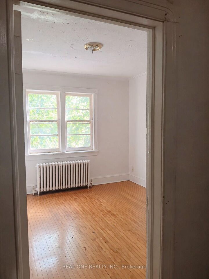 Property Photo:  104 Twenty Fifth Street 2  ON M8V 3P8 