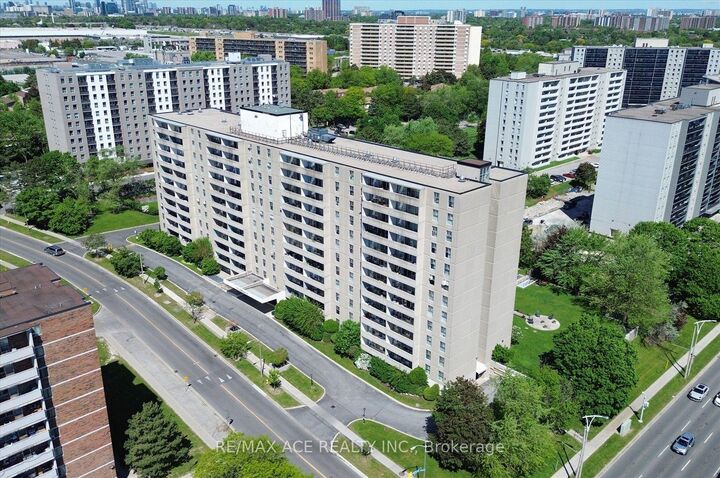Property Photo:  2 Glamorgan Avenue 803  ON M1P 2M8 