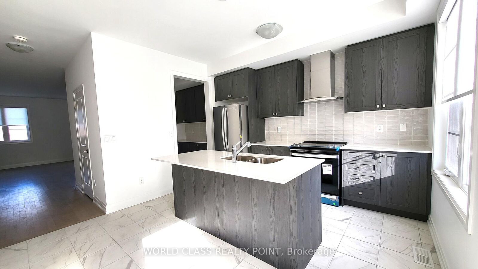 Property Photo:  48 Waterside Way  ON L1N 0N1 