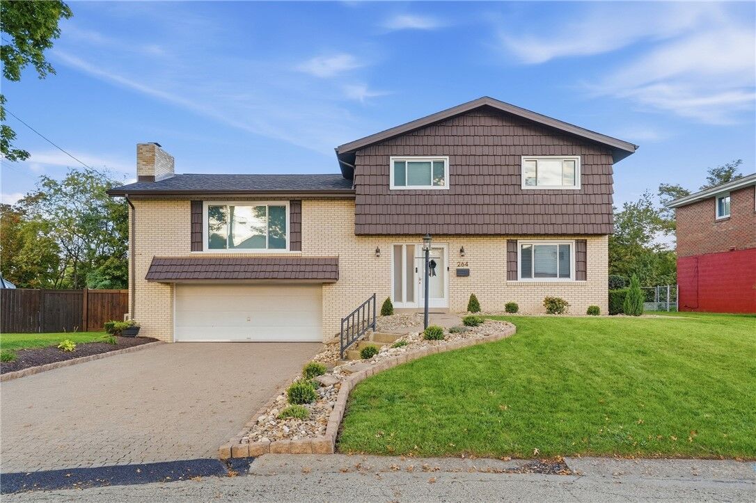 Property Photo: 264 Fernledge Dr PA 15068