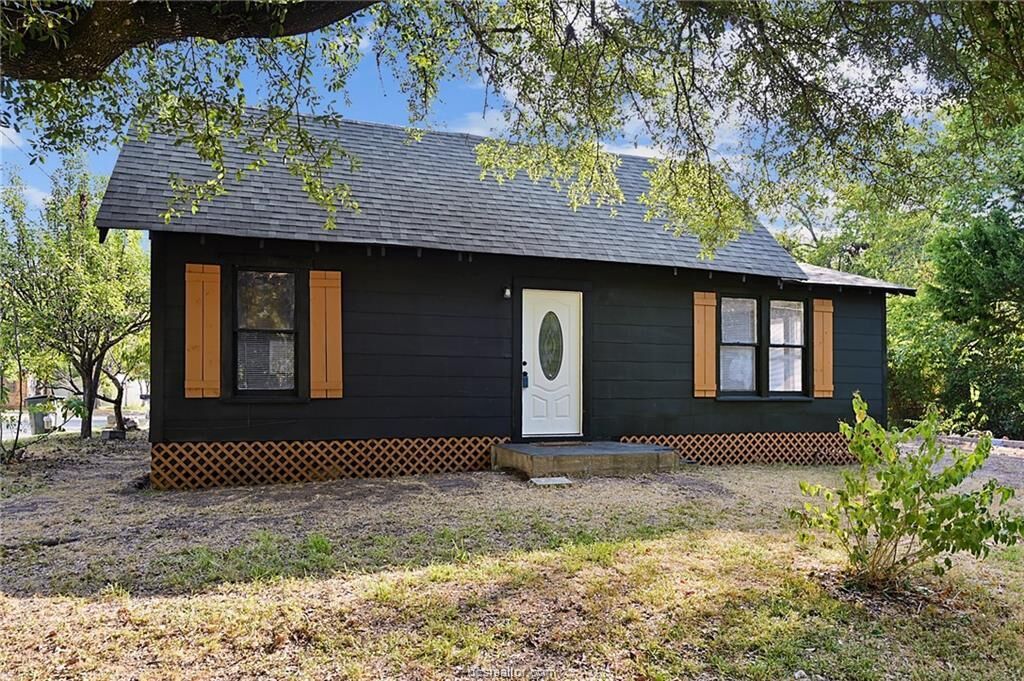 Property Photo: 1100 East 25th Street TX 77803