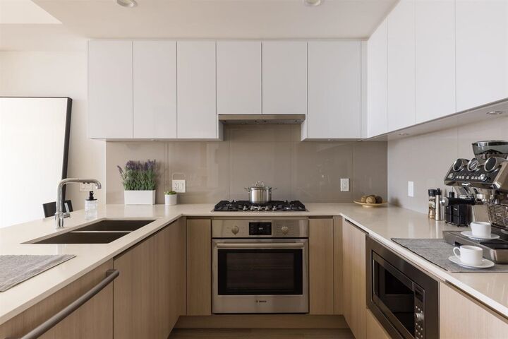Property Photo:  618 Carnarvon Street 1607  BC V3M 0N9 