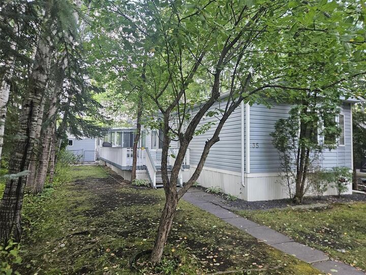 Property Photo: 35 Village Drive MB R5H 1H4