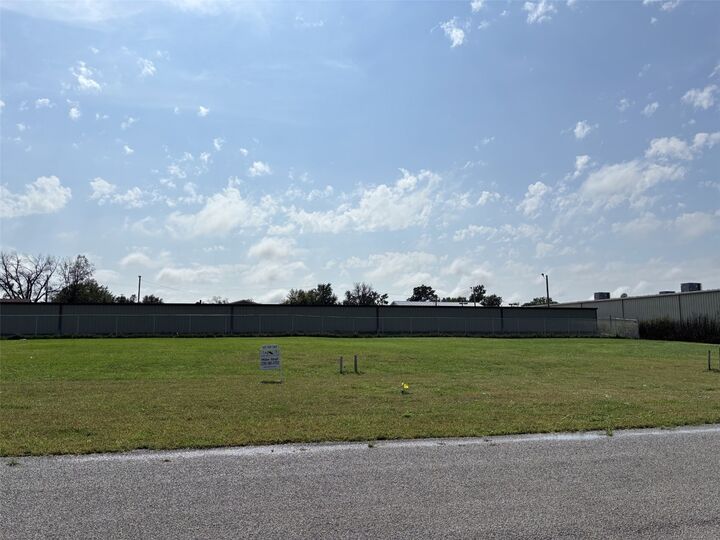 Property Photo:  195 William Way  IA 52315 