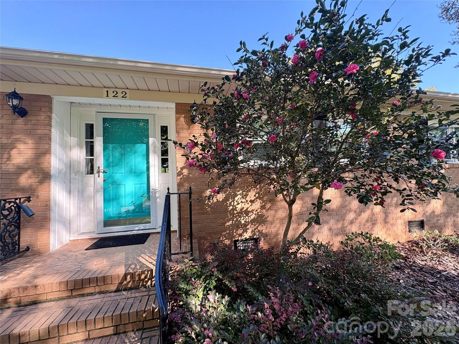 Property Photo:  122 Chanticleer Court  NC 28214 