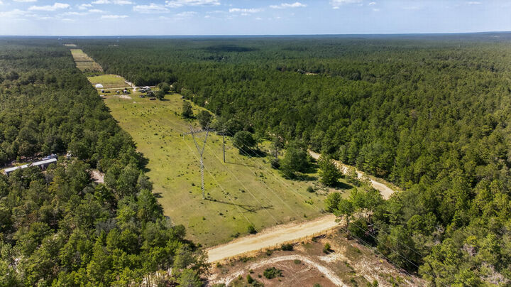 Property Photo: 5298 Colt Drive FL 32539