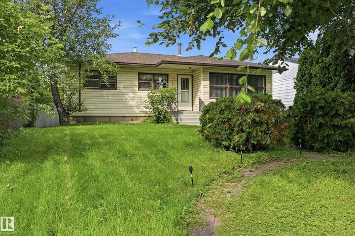 Property Photo:  11622 133 Street NW  AB T5M 1H5 