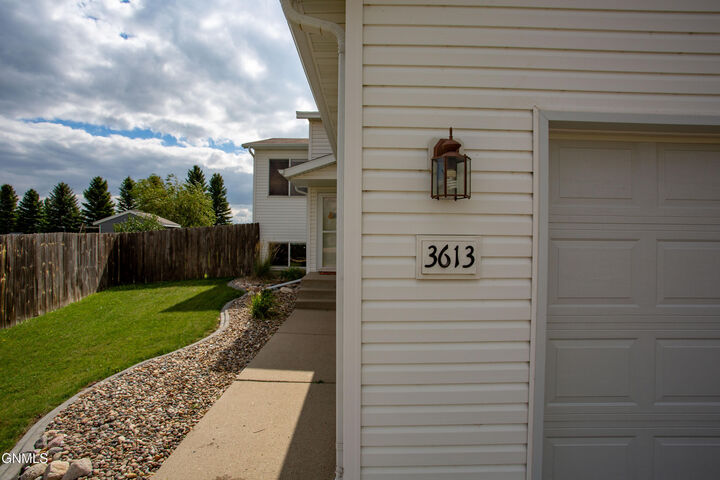 Property Photo:  3613 Lewis Road NW  ND 58554 