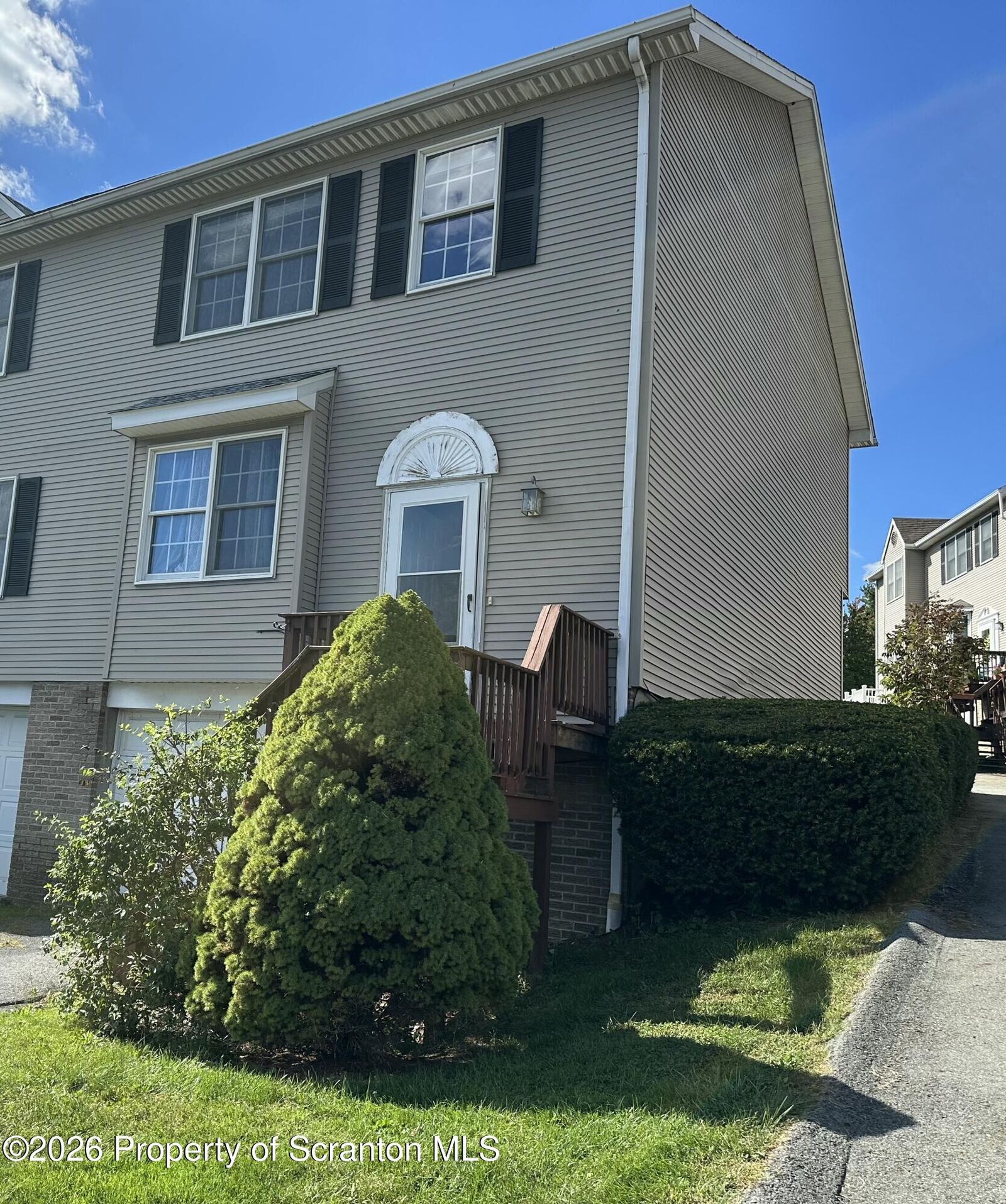 Property Photo:  8 Briarwood Way  PA 18411 