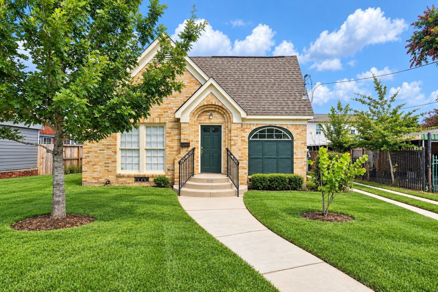 Property Photo: 509 Gale Street TX 77009