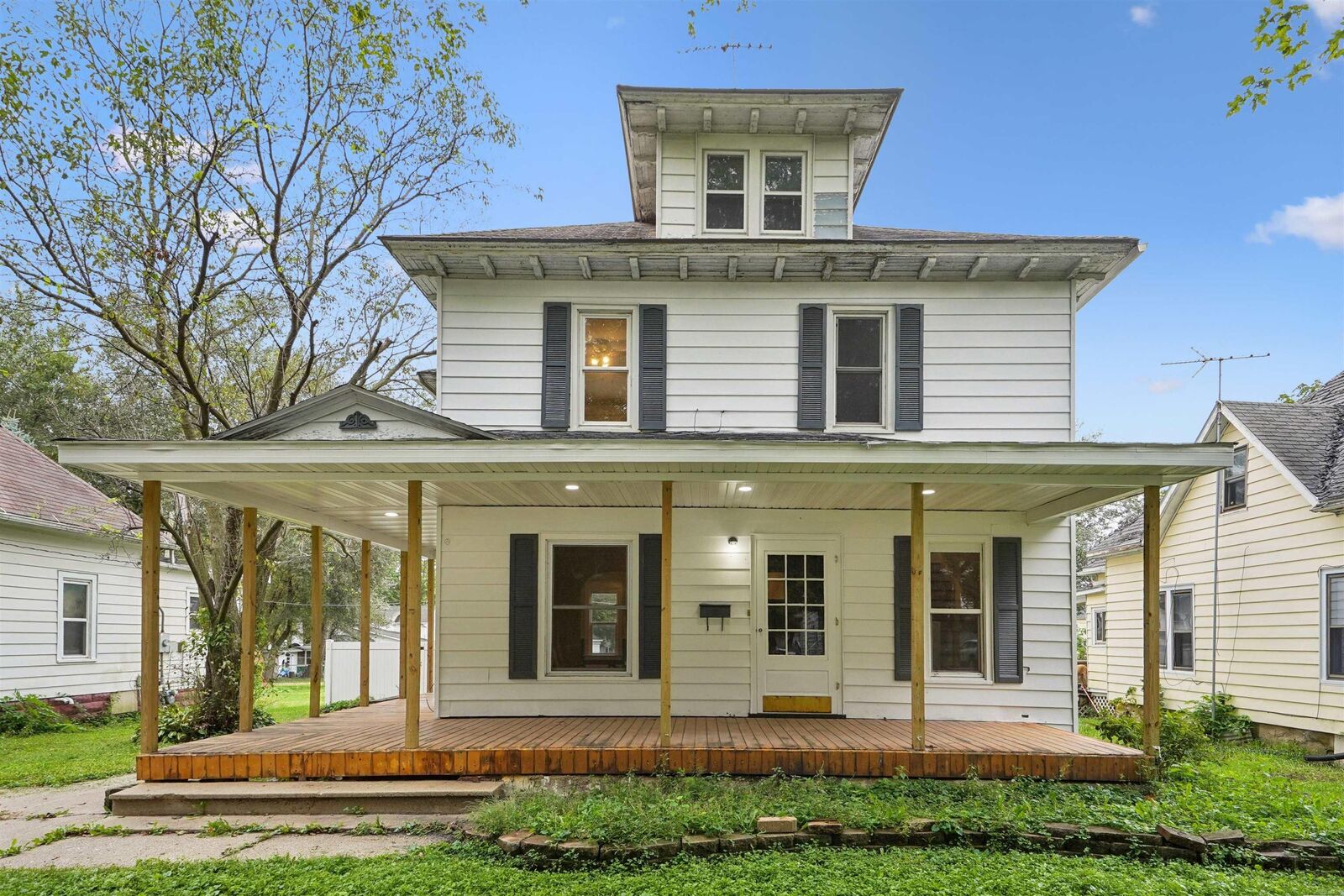 Property Photo:  110 5th Ave SE  IA 50662 