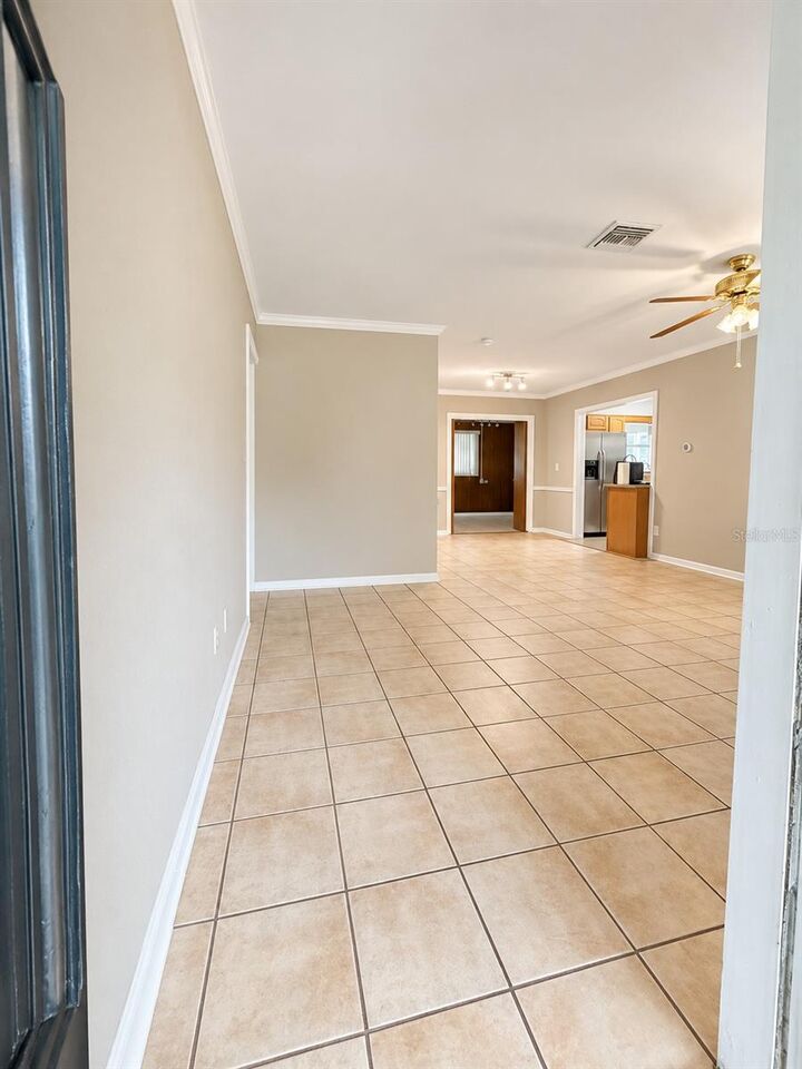 Property Photo:  109 W Grapefruit Circle  FL 33759 