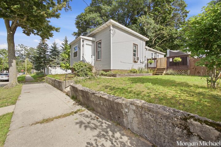 Property Photo:  1457 Palmer Avenue  MI 49441 