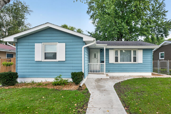 Property Photo: 1124 Townsend Street IL 60178
