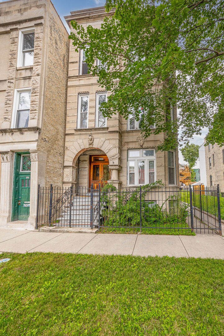 Property Photo: 1357 N Maplewood Avenue IL 60622