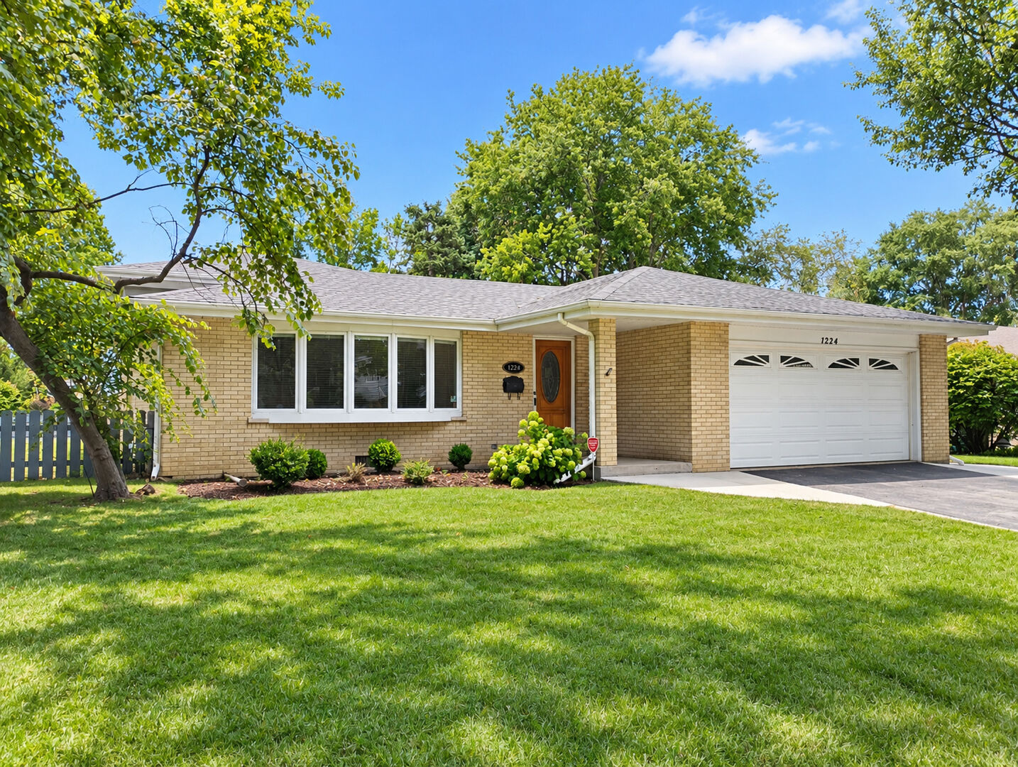 Property Photo: 1224 W Sunset Road IL 60056