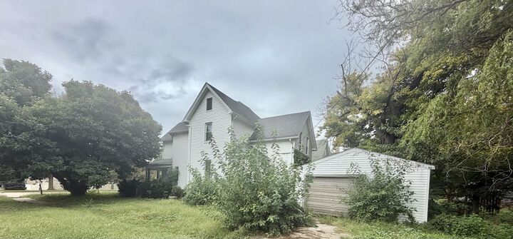 Property Photo:  203 W Locust Street  IL 61520 