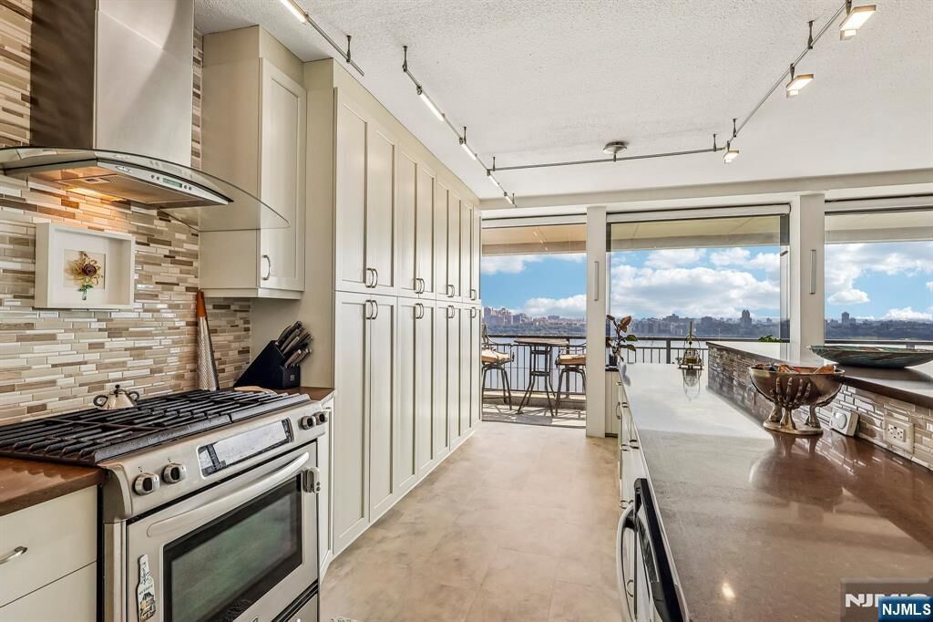 Property Photo:  4 Horizon Road #1015  NJ 07024 