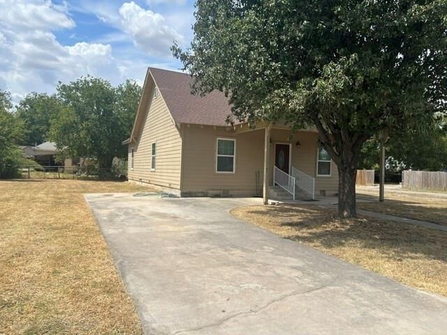 Property Photo: 1333 N Commerce Street TX 76240