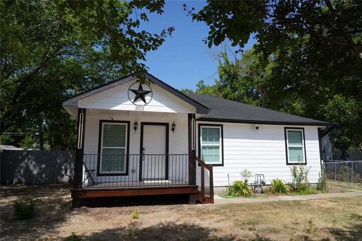 Property Photo: 2313 N Riverside Drive TX 76111