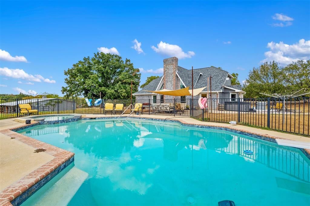 Property Photo: 668 Cleve Cole Road TX 75021