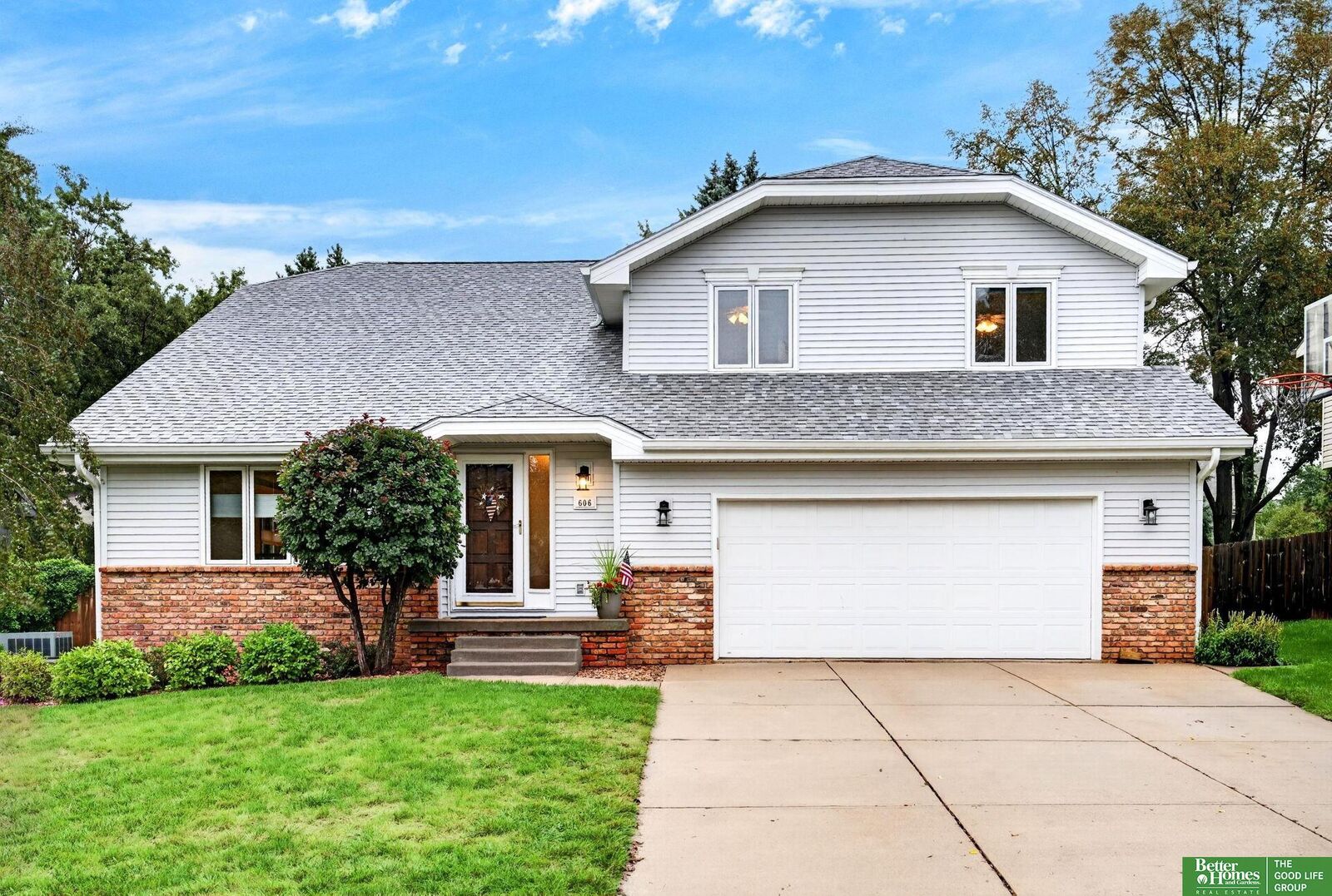Property Photo: 606 Woodbine Drive NE 68046