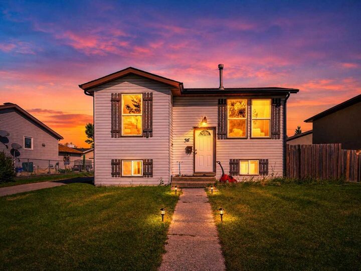 Property Photo:  36 Castlebrook Rise NE  AB T3J 1R5 