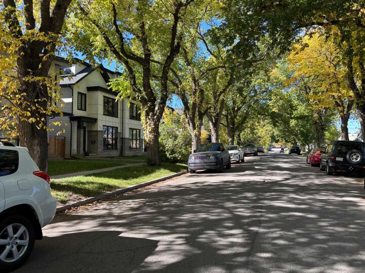 Property Photo:  132 7 Avenue NE  AB T2E 0M5 