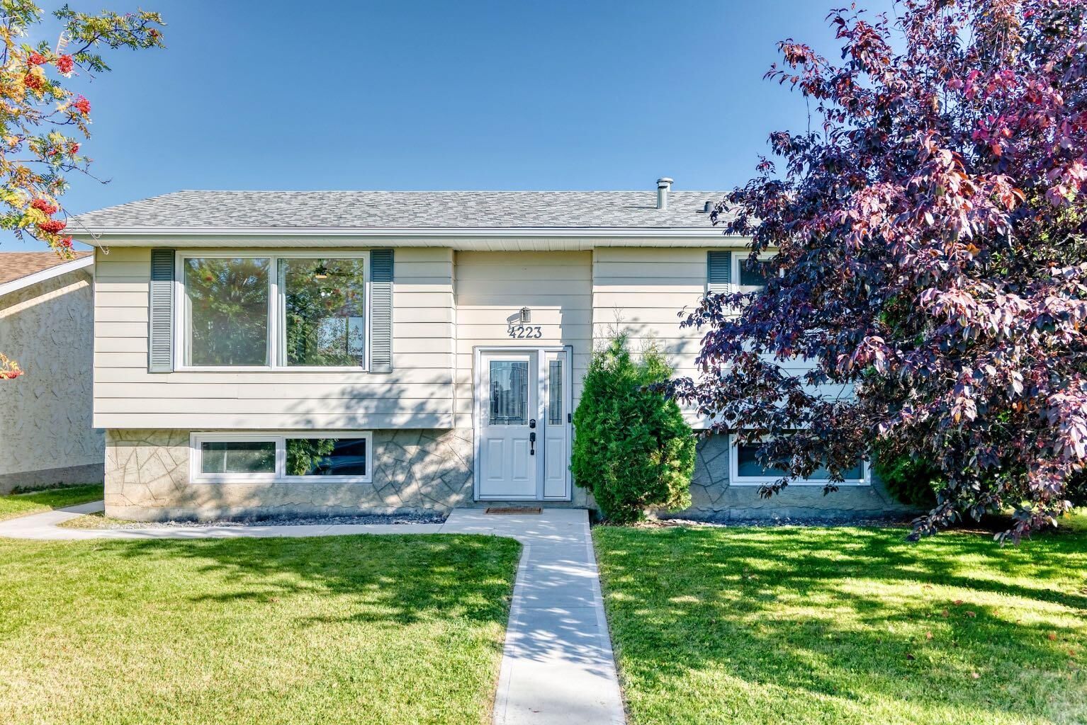 Property Photo:  4223 40 Avenue  AB T7Z 1J7 