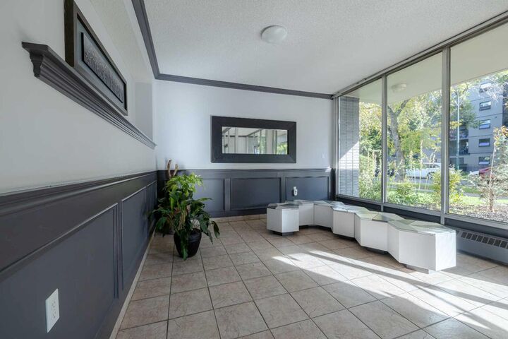 Property Photo: 1328 13 Avenue SW 201 AB T3C 0T3