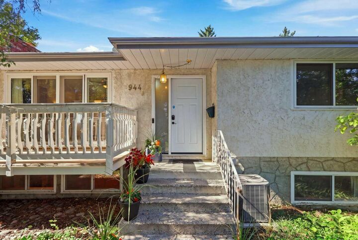Property Photo:  944 Canna Crescent SW  AB T2W 1N9 