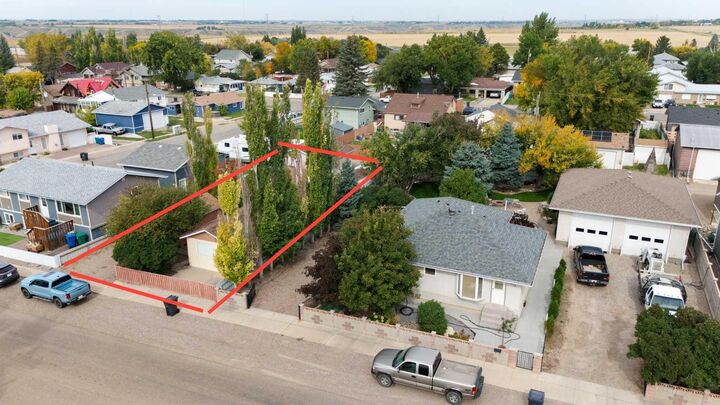 Property Photo:  1207 41 Avenue N  AB T1H 6B3 