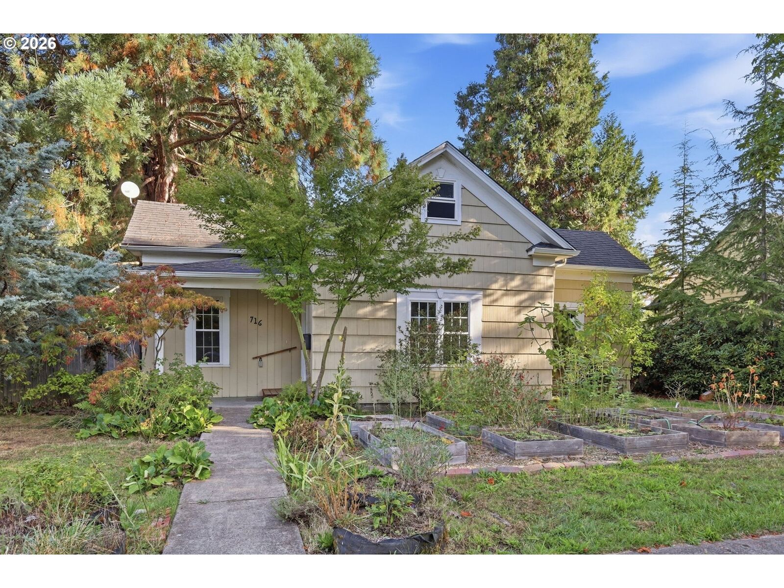 Property Photo:  716 F St  OR 97477 
