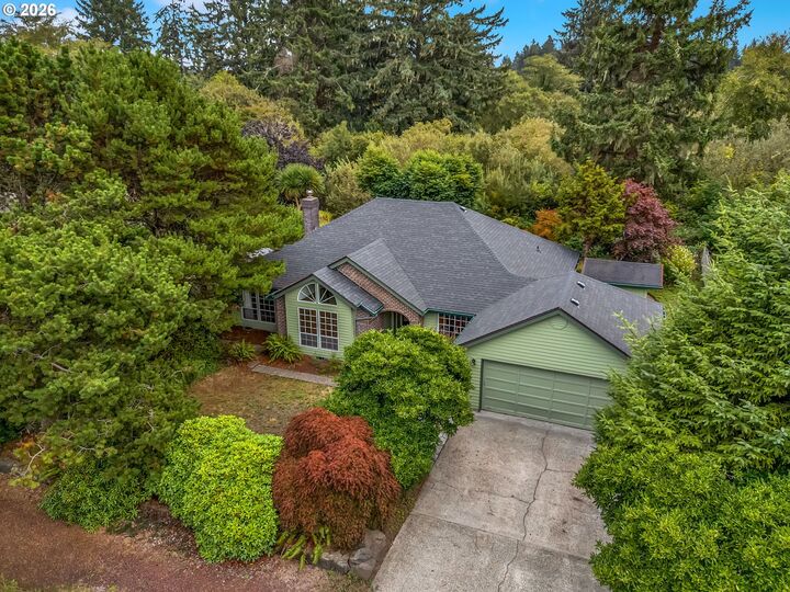Property Photo: 33726 Lake Front Dr OR 97146
