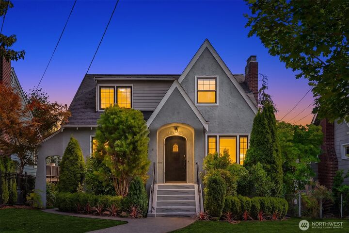 Property Photo:  5208  36th Avenue NE  WA 98105 