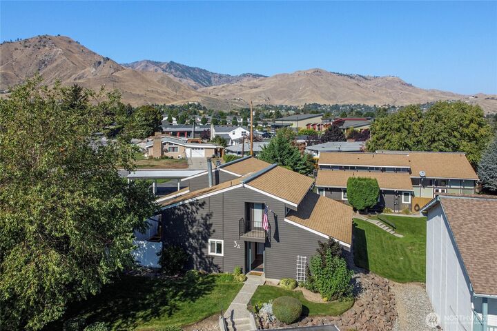 Property Photo:  10 S Cove A-3  WA 98801 