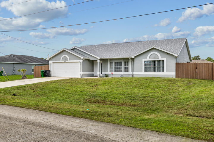 Property Photo: 791 SW Hillsboro Circle FL 34953