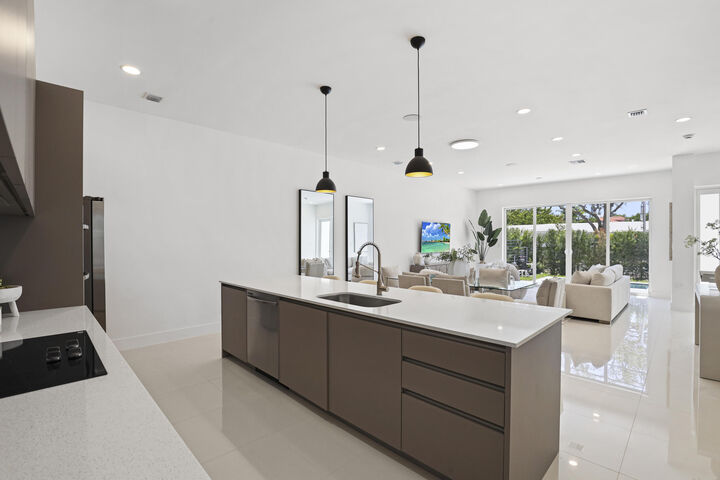 Property Photo: 1807 NE 13 Street 1807 FL 33304