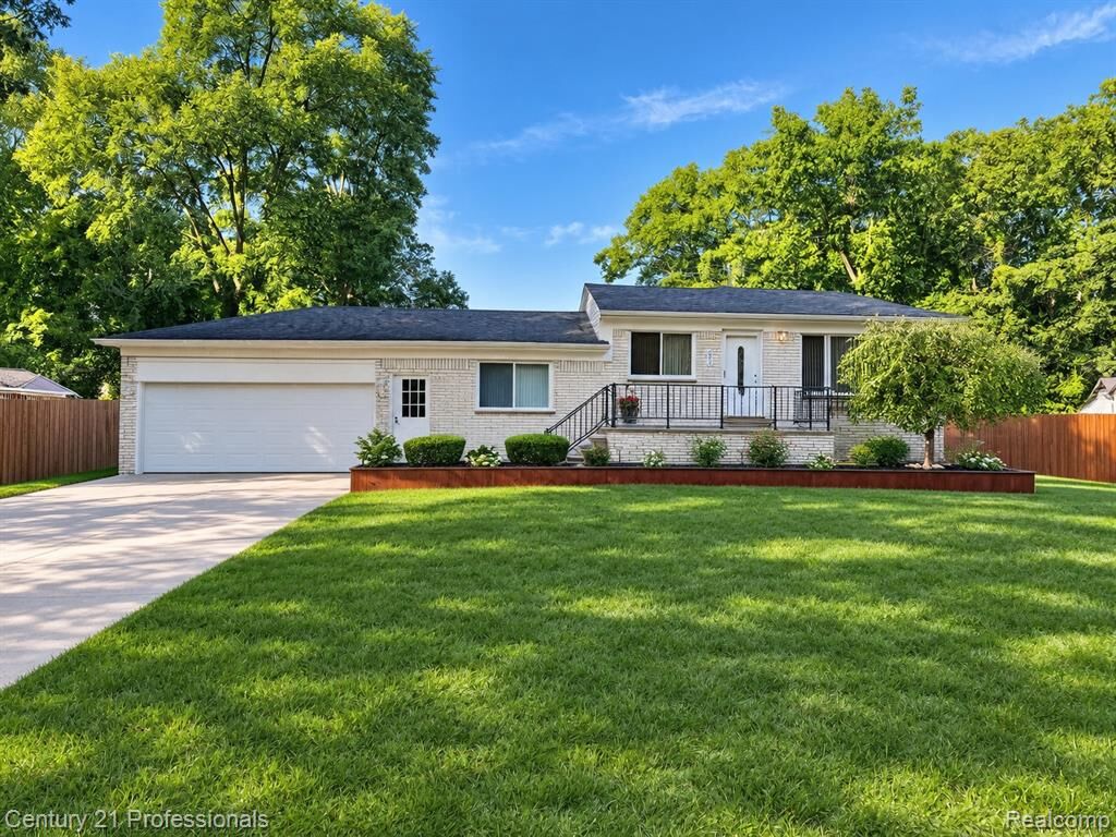 Property Photo:  2494 Frankson Avenue  MI 48307 