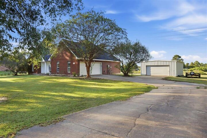 Property Photo: 512 Gateway Drive LA 70611