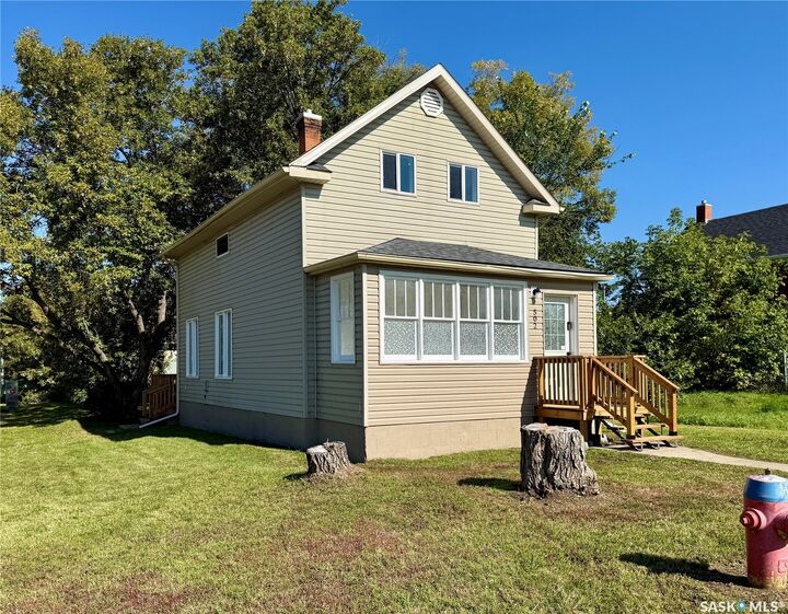 Property Photo:  502 8th Street E  SK S6V 0W6 