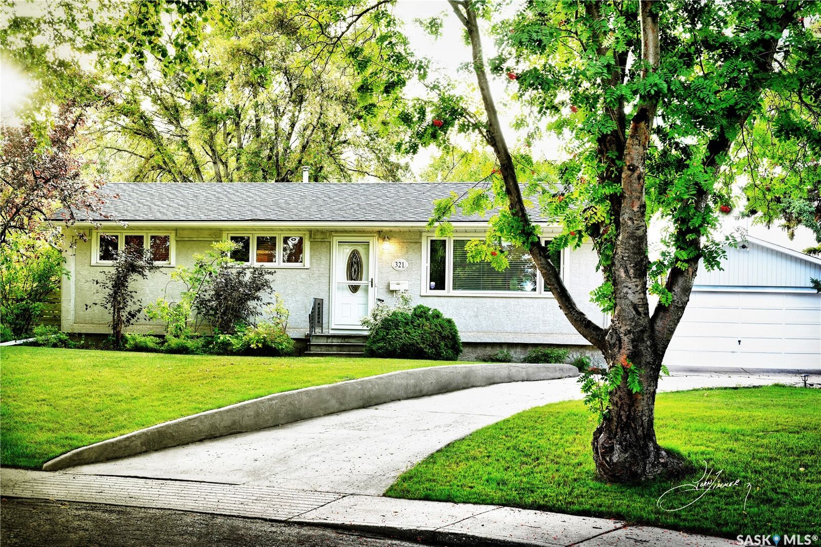 Property Photo:  321 Winnipeg Avenue N  SK S7L 3P3 