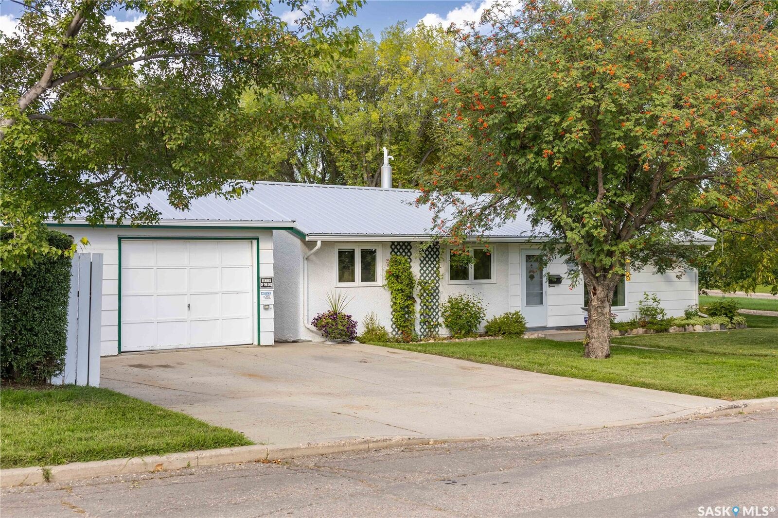 Property Photo: 537 T Avenue S SK S7M 3B5