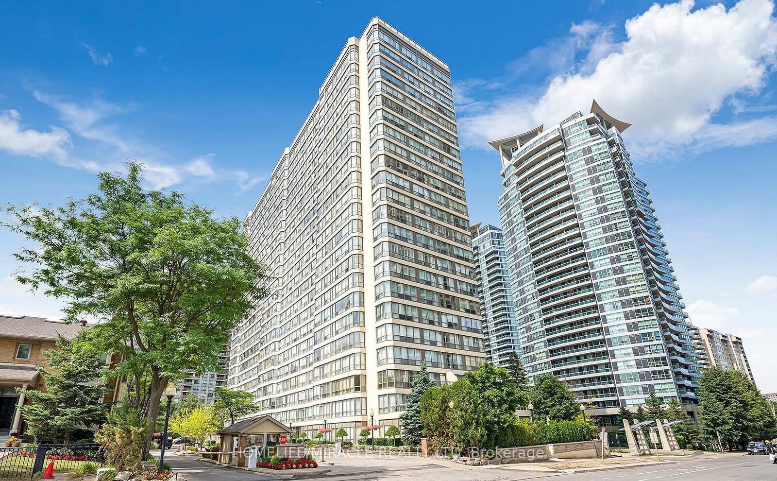 Property Photo:  55 Elm Drive 1408  ON L5B 3Z3 