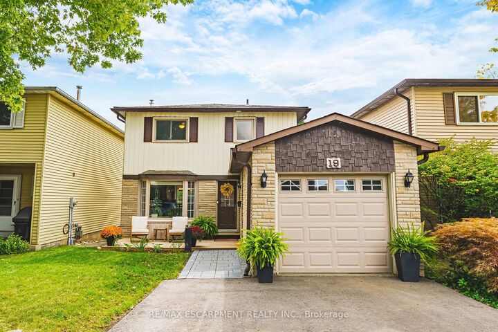 Property Photo:  19 Hillsdale Court  ON L9H 6H1 