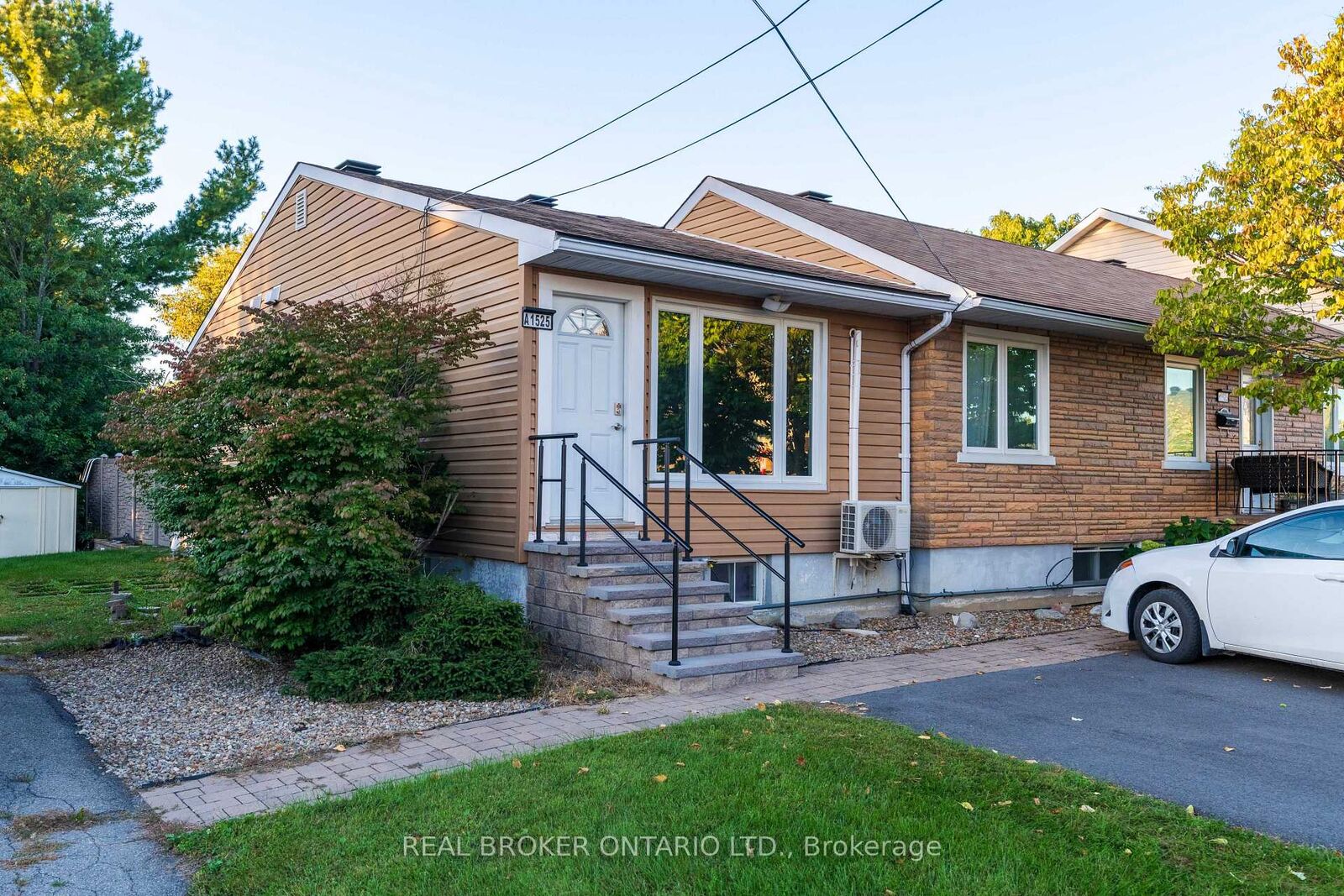 Property Photo:  1525 Rosebella Avenue A  ON K1T 1E7 
