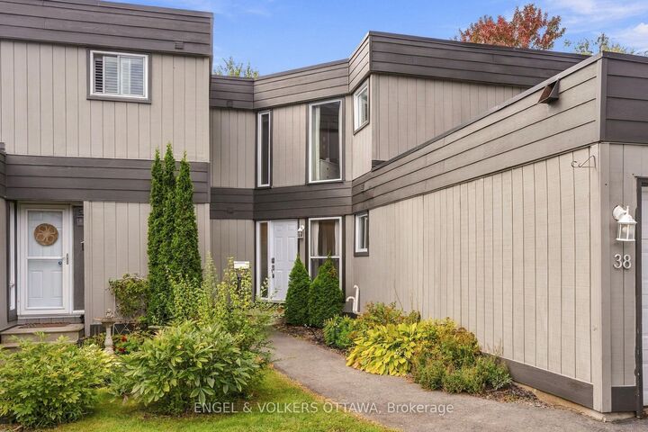 Property Photo:  38 Compata Way  ON K1B 4W9 