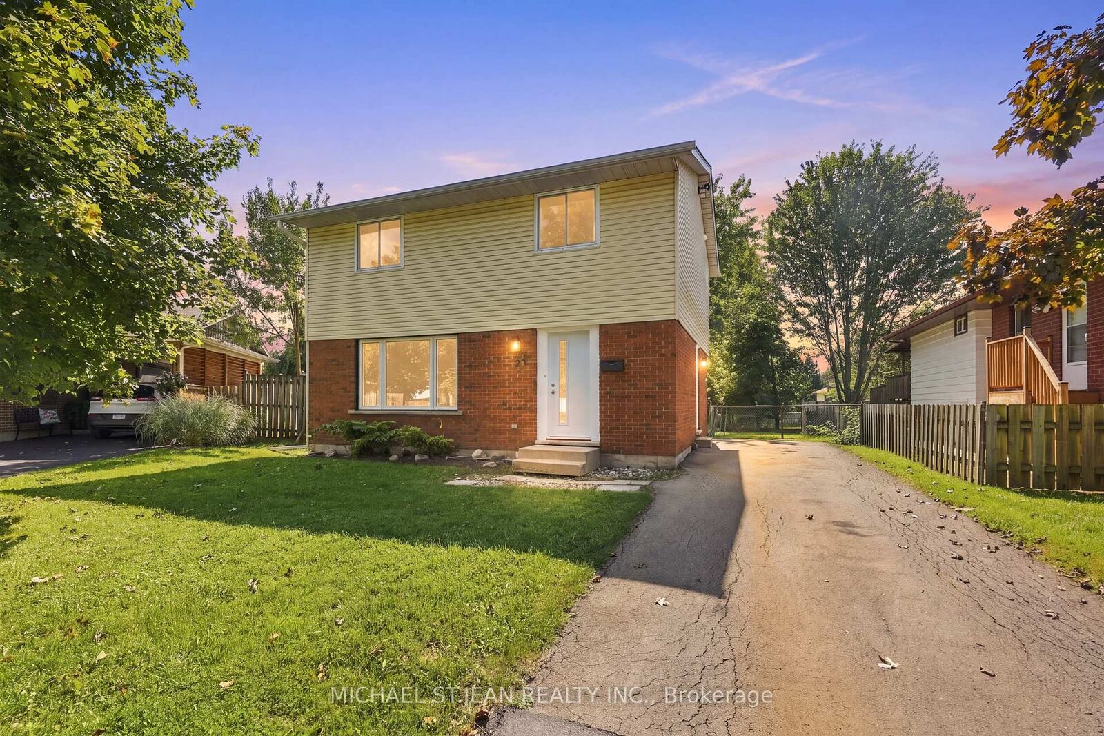 Property Photo:  27 Cummington Place  ON L3C 6A9 
